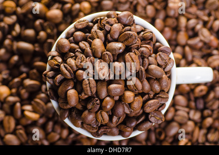 Weiße Tasse Kaffee in Bohnen. Stockfoto
