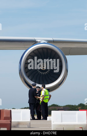 Piloten und Bodenpersonal stand vor Motor des Airbus 380 bei Manston Flughafen, Kent, England, UK Stockfoto