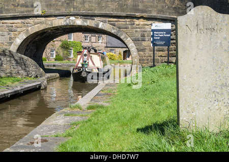 Narrowboat in Macclesfield Kanal aus der Peak Forest Canal, Marple, Greater Manchester, England Stockfoto