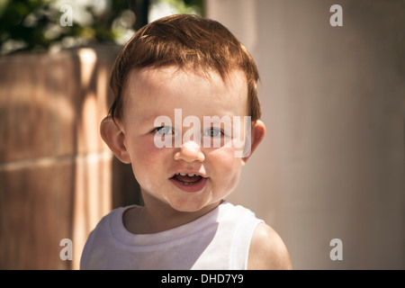 Porträt von glückliches Kind Junge im Freien. Stockfoto