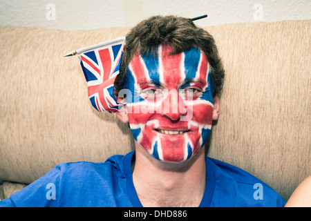 Porträt von lustigen Mann mit britischer Flagge gemalt auf seinem Gesicht. Stockfoto