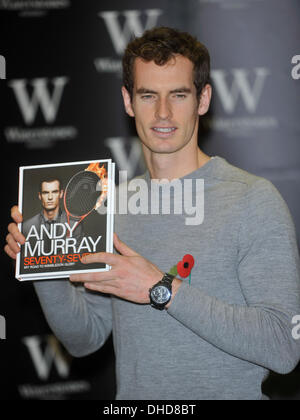 London, UK. 6. November 2013. Andy Murray signiert sein Buch "Seventy-Seven: mein Weg zu Wimbledon Herrlichkeit" bei Waterstones, Piccadilly am 6. November 201 © Brian Jordan/Alamy Live News Stockfoto