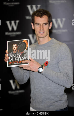 London, UK. 6. November 2013. Andy Murray signiert sein Buch "Seventy-Seven: mein Weg zu Wimbledon Herrlichkeit" bei Waterstones, Piccadilly am 6. November 201 © Brian Jordan/Alamy Live News Stockfoto