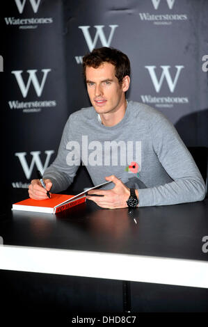 London, UK. 6. November 2013. Andy Murray signiert sein Buch "Seventy-Seven: mein Weg zu Wimbledon Herrlichkeit" bei Waterstones, Piccadilly am 6. November 201 © Brian Jordan/Alamy Live News Stockfoto