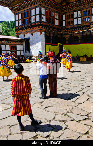 Thangbi Mani Tsechu Festivals, Thankabi Dzong, maskierte Tänzer, Mönche, bunte Zuschauer, Chokor Tal, Bumthang, Ost Bhutan Stockfoto