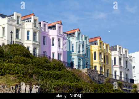 Lebendige Pastell gefärbt Pensionen auf einer Klippe in Tenby, Pembrokeshire, Wales, UK Stockfoto