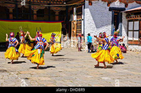 Thangbi Mani Tsechu Festivals, Thankabi Dzong, maskierte Tänzer, Mönche, bunte Zuschauer, Chokor Tal, Bumthang, Ost Bhutan Stockfoto