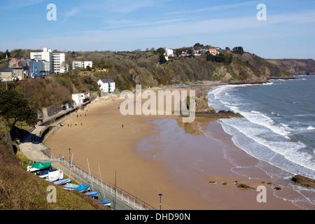 Frühlingssonne am Nordstrand Tenby, Pembrokeshire, Wales, UK Stockfoto