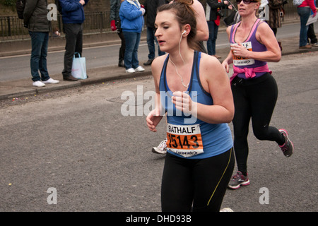 Konkurrenten laufen in den jährlichen Bad Halbmarathon: 3. März 2013 Stockfoto