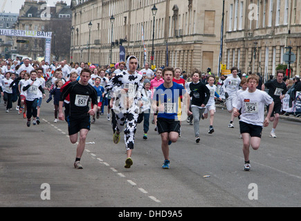 Konkurrenten laufen in den jährlichen Bad halbe Marathon Event Familie Volkslauf: 3. März 2013 Stockfoto