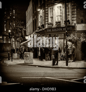 Menschen auf dem Bürgersteig vor Pub in Spitalfields Stockfoto