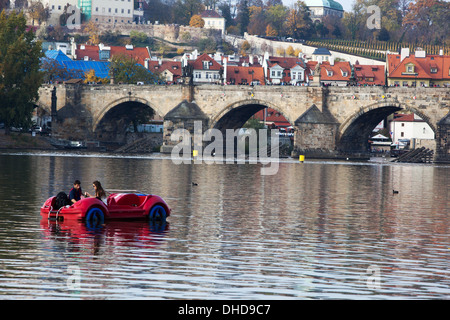 Karlsbrücke in Prag und Touristen in ein Tretboot, Tschechische Republik Stockfoto