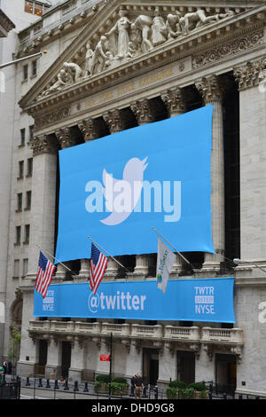 New York, NY, USA. 6. November 2013. Twitter Banner auf der New York Stock Exchange, als die populären social-Media-Website geht. © Christopher Penler/Alamy Live-Nachrichten Stockfoto