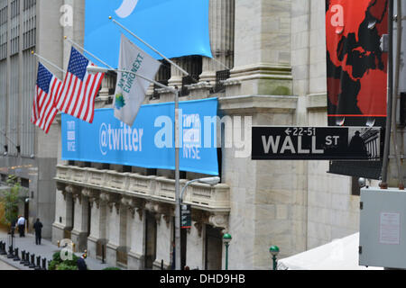 New York, NY, USA. 6. November 2013. Twitter Banner auf der New York Stock Exchange, als die populären social-Media-Website geht. © Christopher Penler/Alamy Live-Nachrichten Stockfoto
