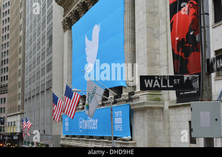 New York, NY, USA. 6. November 2013. Twitter Banner auf der New York Stock Exchange, als die populären social-Media-Website geht. © Christopher Penler/Alamy Live-Nachrichten Stockfoto
