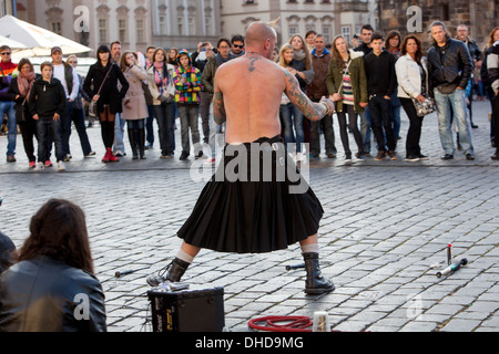 Interpret auf der Straße seine Kunst für Menschen und unterhalten das Publikum Prague Old Town Square, Tschechische Republik, Europa Stockfoto