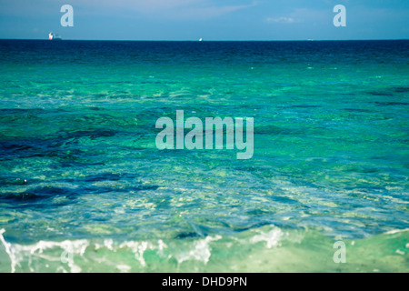 Türkisblaue Meer am Strand in Tarifa, Spanien. Stockfoto