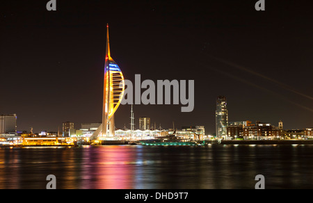 Spinnaker Tower Portsmouth in der Nacht Stockfoto