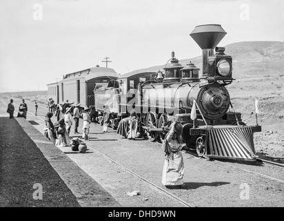 Mexikanische Central Railway (Ferrocarril Central Mexicano) 2-6-0 Porter, Mogul Lokomotive und Tender, Nummer 57 am Bahnhof um 1890. Stockfoto