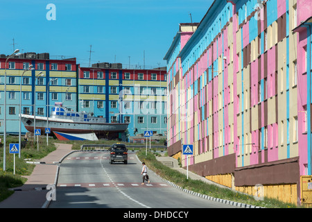 Farbige Apartmenthäuser, sibirische Stadt Anadyr, Provinz Tschukotka, russischen Fernen Osten, Russland, Eurasien Stockfoto