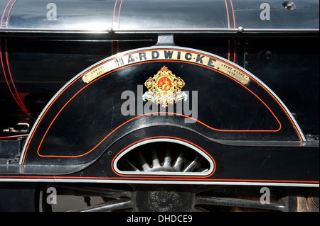 Typenschild und Wappen auf dem Lenkrad Patscher L & NWR (London & North Western Railway) Dampf Locomtive Nr. 790 "HARDWICKE" Stockfoto