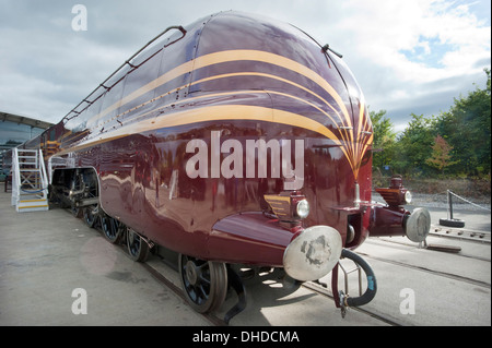 LMS (London Midland Scottish) gestrafft Dampflok Princess Coronation Klasse Nr. 46229 "Duchess of Hamilton" "Locomotion" das Nationale Eisenbahnmuseum Shildon Museum, County Durham steht. Stockfoto