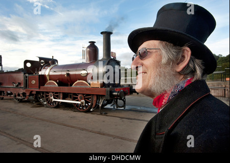 Ein Zeitraum gekleidete Fahrer Alan Middleton einen Top Hut durch seine Dampf Lok Furness Railway Nummer 20, Britains älteste funktionierende Normalspur Dampflokomotive im National Railway Museum, Shildon. Stockfoto