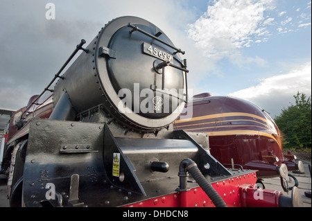 Eine LMS (London Midland Scottish) Julbilee Klasse Dampf Lok 45699, "GALATEA" steht vor optimierte LMS "Prinzessin Krönung" Klasse No.6229 "Duchess of Hamilton" im Musée National Eisenbahnmuseen Überlauf in Shildon, County Durham. Stockfoto