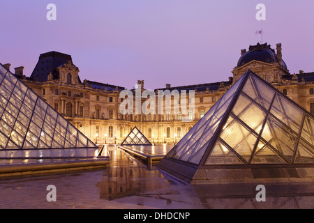 Beleuchteten Louvre und Pyramide in der Nacht, Paris, Île-de-France, Frankreich Stockfoto