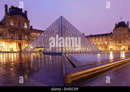 Beleuchteten Louvre und Pyramide in der Nacht, Paris, Île-de-France, Frankreich Stockfoto