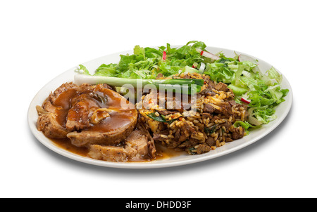 Rindfleisch mit Reis und Salat isoliert auf weißem Hintergrund Stockfoto