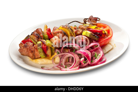 Kebab mit Gemüse auf gegrilltem Brot isoliert auf weißem Hintergrund Stockfoto