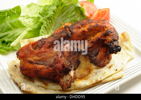 Traditionelle indische tandoori Huhn Stücke, auf Fladenbrot mit Salat serviert Stockfoto