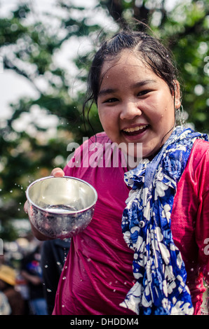 Ein Mädchen mit einer traditionellen Segnung Schüssel während Songkran-Wasser-Festival feiert Thai Neujahr, Chiang Mai, Thailand Stockfoto