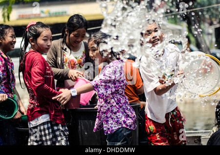 Einheimische feiern Thai Neujahr durch das werfen Wasser an einem anderen, Songkran wasserfest, Chiang Mai, Thailand, Südostasien Stockfoto