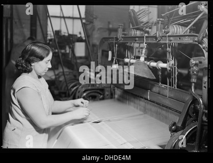 Paterson, New Jersey - Textilien. Weaver, die Enden des gebrochenen Kettfaden auf Rückseite der Webstuhl zu binden. 518565 Stockfoto