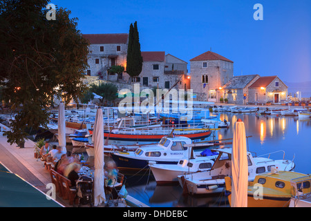 Hafen leuchtet in der Dämmerung, Bol, Insel Brac, Dalmatien, Kroatien, Europa Stockfoto