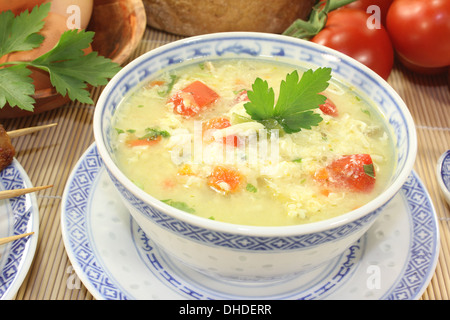 Asiatische Hühnersuppe mit Eiern, Nudeln und grünen Stockfoto