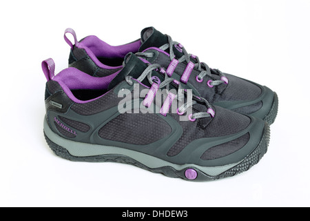 Ein neues, sauberes Paar schwarze und rosa Merrell Proterra Gore-Tex Damen Wanderschuhe isoliert auf einem weißen Hintergrund, Großbritannien Stockfoto