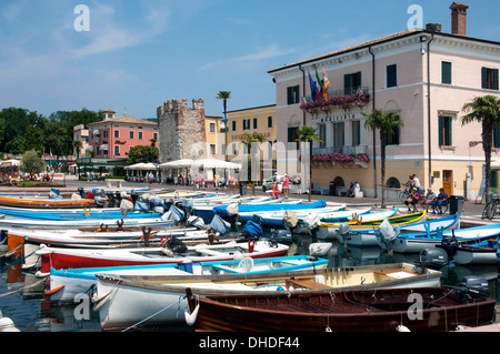 Boote vertäut im Hafen von Bardolino, Gardasee, italienische Seen, Lombardei, Italien, Europa Stockfoto