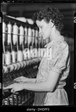 Millville, New Jersey - Textilien. Millville Manufacturing Co. (Frau stehenden Spulen.) 518674 Stockfoto