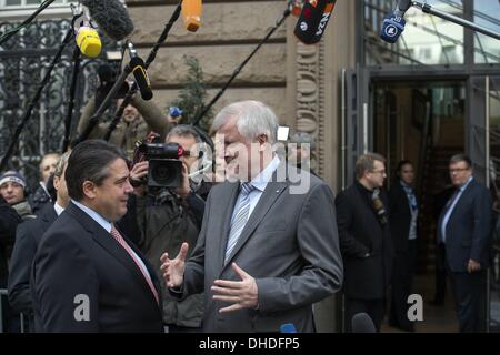 Berlin, Deutschland. 5. November 2013. Horst Seehofer(CSU) erhält im Haus der Bayerischen Vertretung in Berlin, Angela Merkel (CDU) und Sigmar Gabriel (SPD) für eine weitere Verhandlungsrunde der Koalition zwischen CDU / CSU und SPD in Berlin, am 5. November 2013.Photo: Goncalo Silva/Nurphoto. Goncalo Silva/NurPhoto/ZUMAPRESS.com/Alamy © Live-Nachrichten Stockfoto