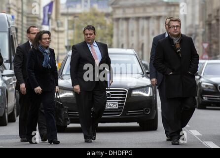 Berlin, Deutschland. 5. November 2013. Horst Seehofer(CSU) erhält im Haus der Bayerischen Vertretung in Berlin, Angela Merkel (CDU) und Sigmar Gabriel (SPD) für eine weitere Verhandlungsrunde der Koalition zwischen CDU / CSU und SPD in Berlin, am 5. November 2013.Photo: Goncalo Silva/Nurphoto. Goncalo Silva/NurPhoto/ZUMAPRESS.com/Alamy © Live-Nachrichten Stockfoto