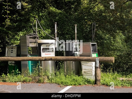 Redundante Benzin Pumpen... am Ende der Straße... Suchen Sie etwas bedrohlich - Daleks vielleicht gefällt! Stockfoto