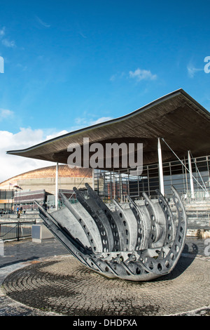 Nationalversammlung für Wales Sitzungssaal mit Denkmal für Händler Seeleute in den Vordergrund, Cardiff Bay Wales Stockfoto