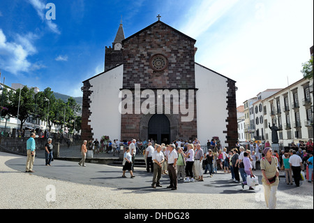 Funchal Madeira. Touristischen Gather Runde außen Kathedrale Notre-Dame der Annahme Stockfoto