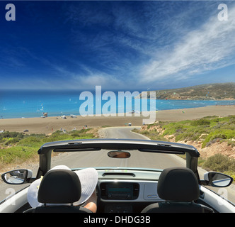 Frau in einem weißen Cabrio auf dem Hintergrund des Meeres Stockfoto