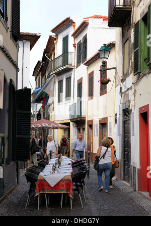 Funchal Madeira. Eine Straße in der Altstadt mit Tabellen, Restaurant zum Mittagessen. Stockfoto