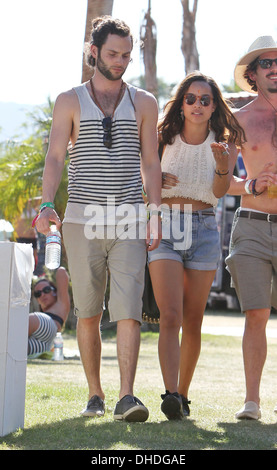 Zoe Kravitz und Penn Badgley Promis am 2012 Coachella Valley Music and Arts Festival - Woche 2 Tag 3 Indio California - Stockfoto