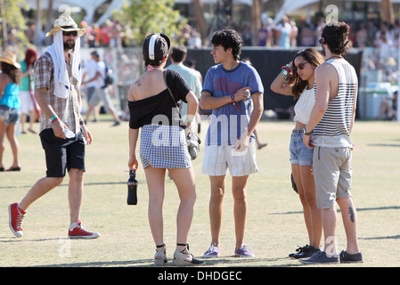 Zoe Kravitz und Penn Badgley Promis am 2012 Coachella Valley Music and Arts Festival - Woche 2 Tag 3 Indio California - Stockfoto